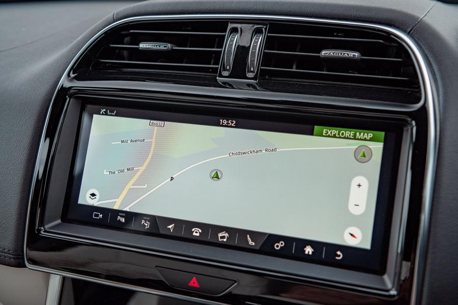 Детали интерьера Jaguar XE D180 S 2019 года  (UK) (фото 25 из 25)